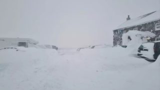 I přes uvíznutí mají dobrou náladu: Návštěvníci jsou kvůli sněhové bouři již čtvrtý den uvěznění v&nbsp;hospodě