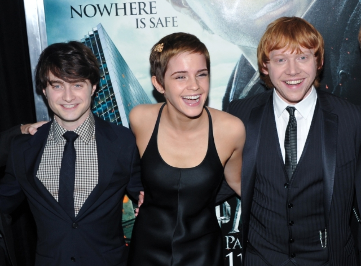 гарри поттер актерский состав. русская озвучка гарри поттера. рон из гарри поттера сейчас. гарри поттер актеры вместе. дэниел рэдклифф руперт гринт эмма уотсон.