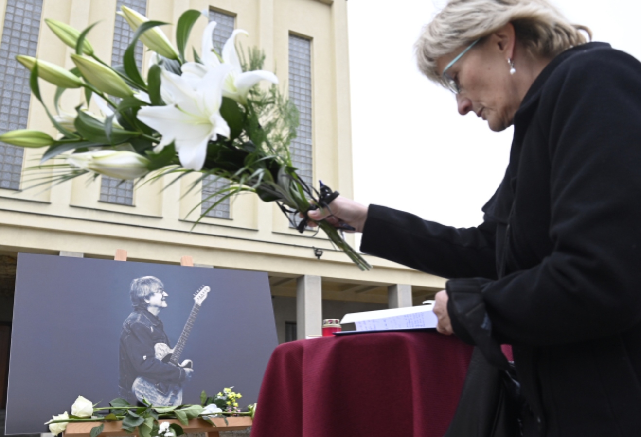 Lidé si rozloučili s Meky Žbirkou. Dorazila slovenská prezidentka i stovky zpěvákových fanoušků