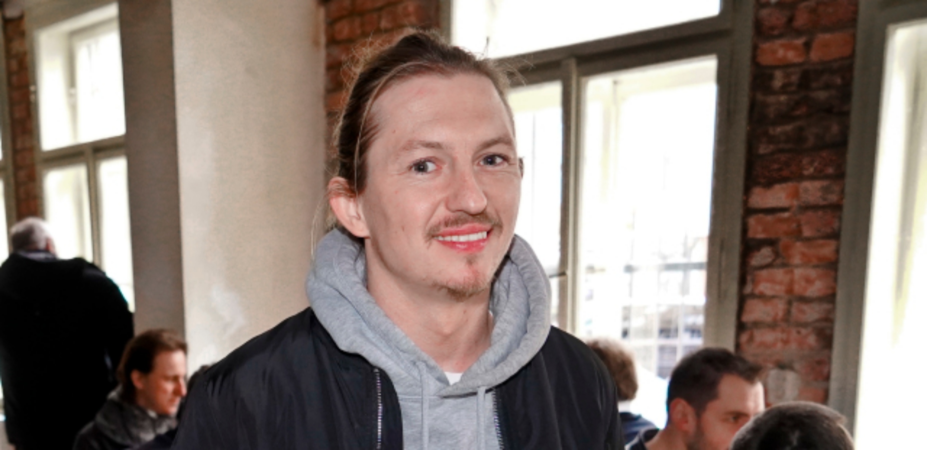 Kuchař Přemek Forejt fušuje své partnerce do profese. K písni Please mu vyšel nový klip