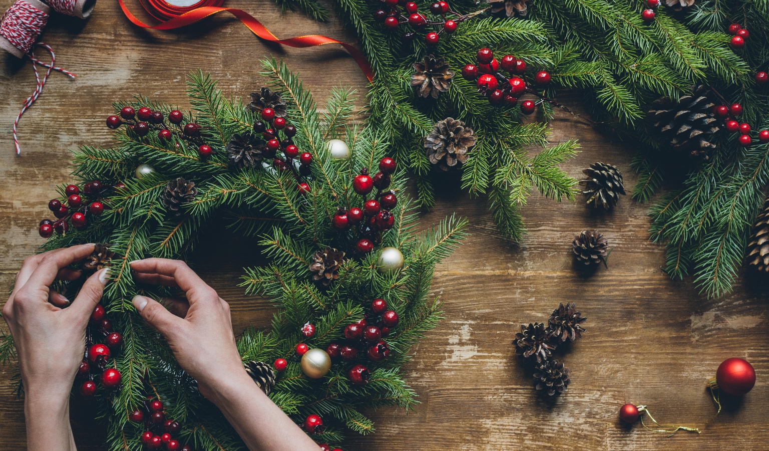 Vyrobte si krásný adventní věnec za pár korun. Poradíme vám jak na&nbsp;to