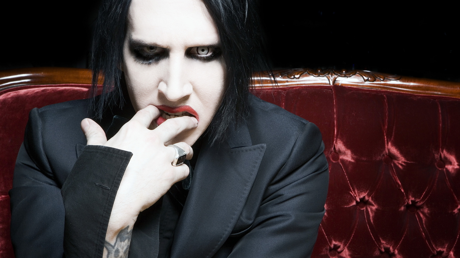 Další vážné obvinění: Marilyn Manson měl údajně mučit své partnerky ve zvukotěsné místnosti