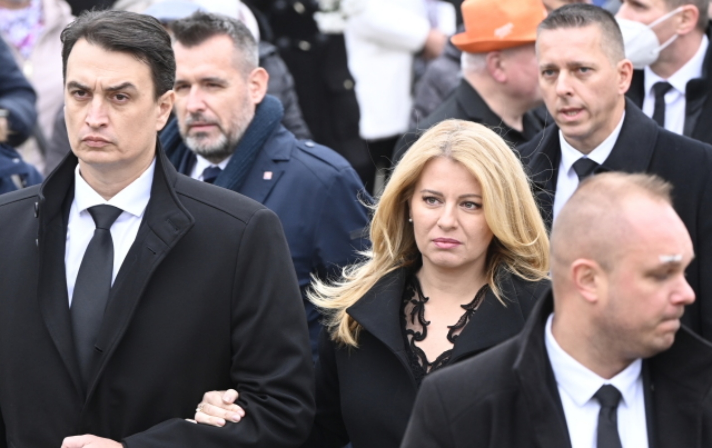 Politici se tvrdě pustili do prezidentky Čaputové, kvůli její účasti na pohřbu Mekyho Žbirky