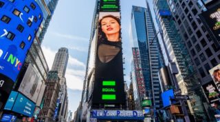 Další česká zpěvačka se objevila na&nbsp;Times Square: Tentokrát je to Berenika Kohoutová