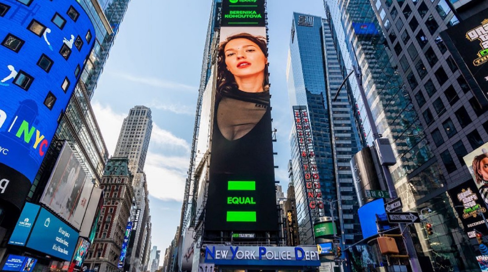 Další česká zpěvačka se objevila na&nbsp;Times Square: Tentokrát je to Berenika Kohoutová