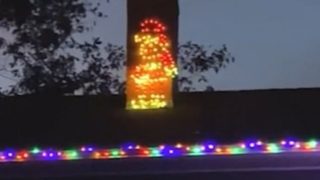 Muž zapomněl zvednout blikajícímu Santovi ruku: Z&nbsp;nechtěně obscénní ozdoby se stal hit internetu