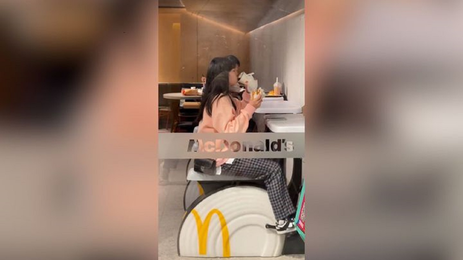Šílenství, nebo geniální nápad? V&nbsp;čínském McDonaldu hosté mohou zároveň jíst a&nbsp;jezdit u&nbsp;toho na&nbsp;rotopedu