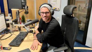 Leoš Mareš slaví narozeniny. Podívejte se, jak mu to slušelo v&nbsp;náručí maminky před 46 lety