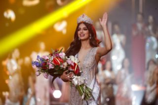 Miss Universe se stala Indka Harnáz Sandhu. Některé země soutěž bojktovaly kvůli politice