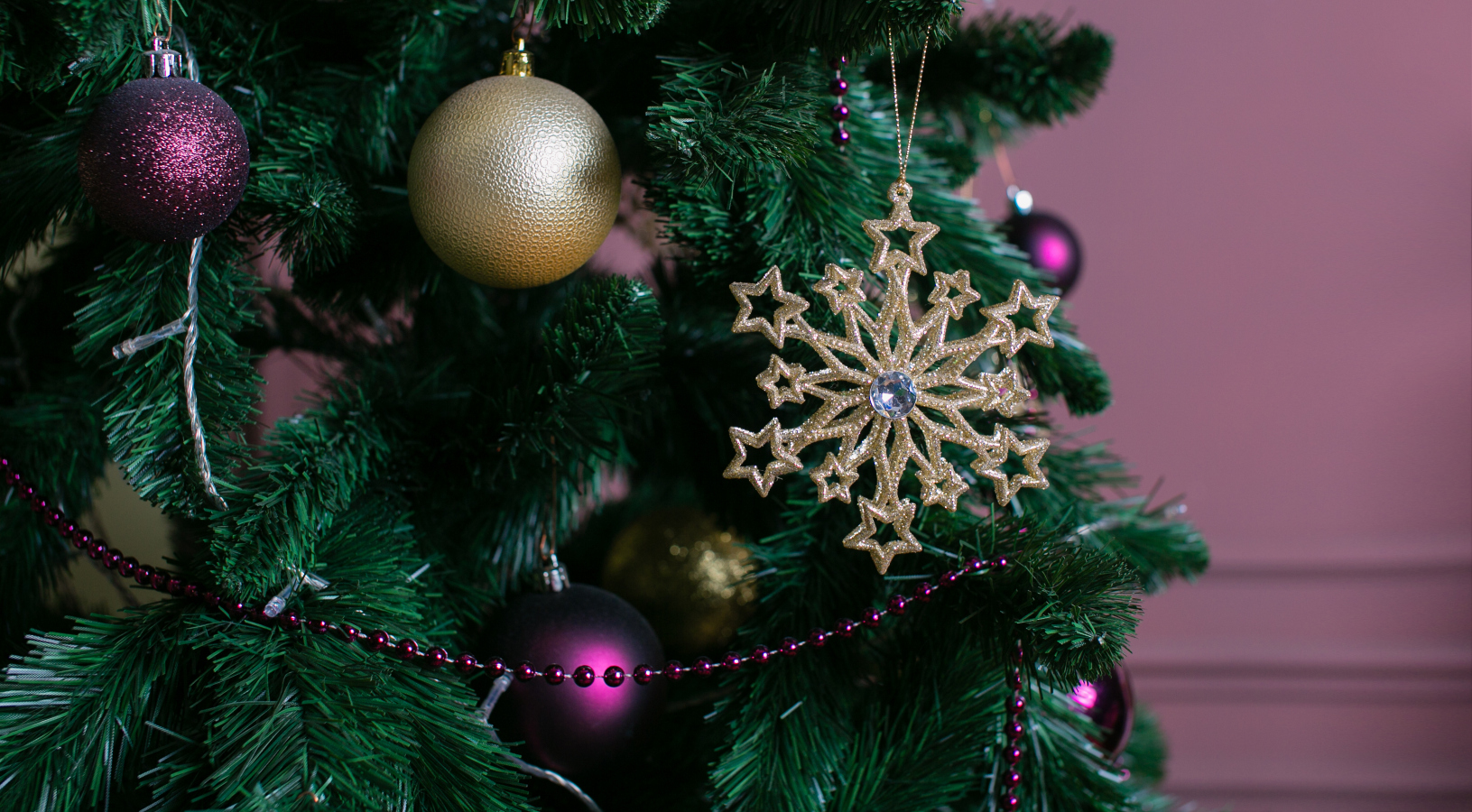 Trendy Vánoc 2021: Vévodí fialová barva a&nbsp;vintage prvky