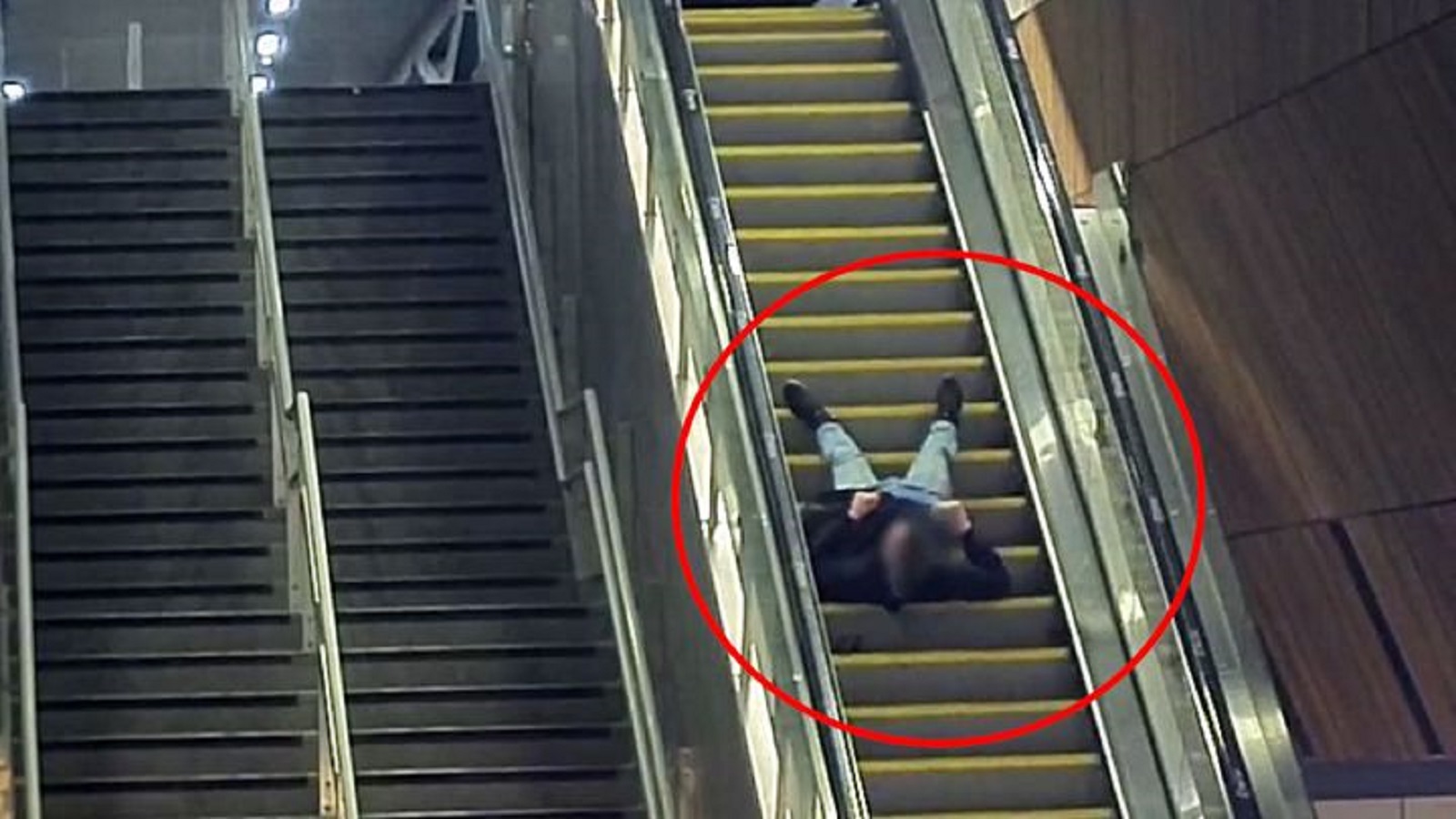 Tragikomedie roku? Kampaň cestující varuje před důsledky špatného chování na&nbsp;eskalátorech