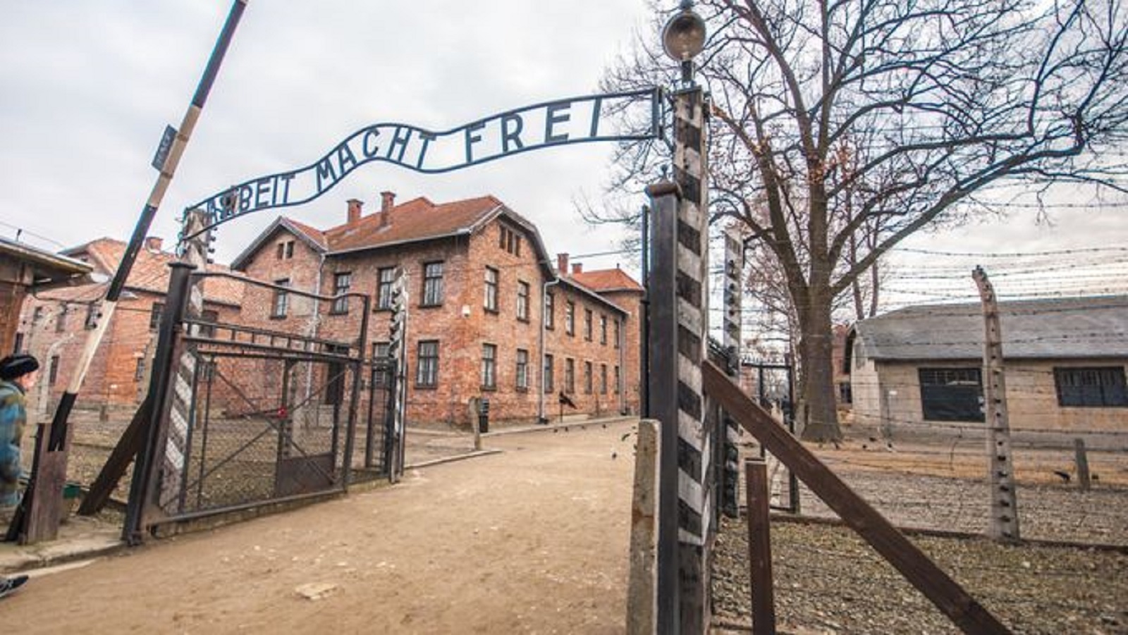 Turistka hajlovala v&nbsp;koncentračním táboře. Když ji zatkla policie, hájila se, že šlo jen o&nbsp;vtip