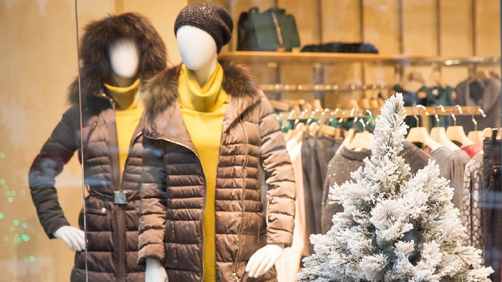 Polák se chtěl schovat před policií originálním způsobem: Převlékl se za figurínu