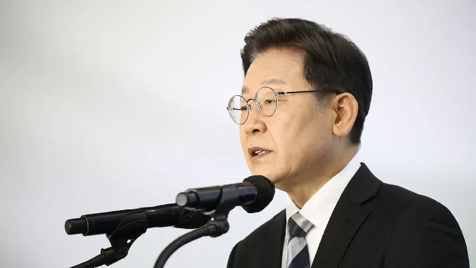 Netradiční kampaň: Kandidát na prezidenta v Jižní Koreji lidem slibuje léčbu plešatosti zdarma
