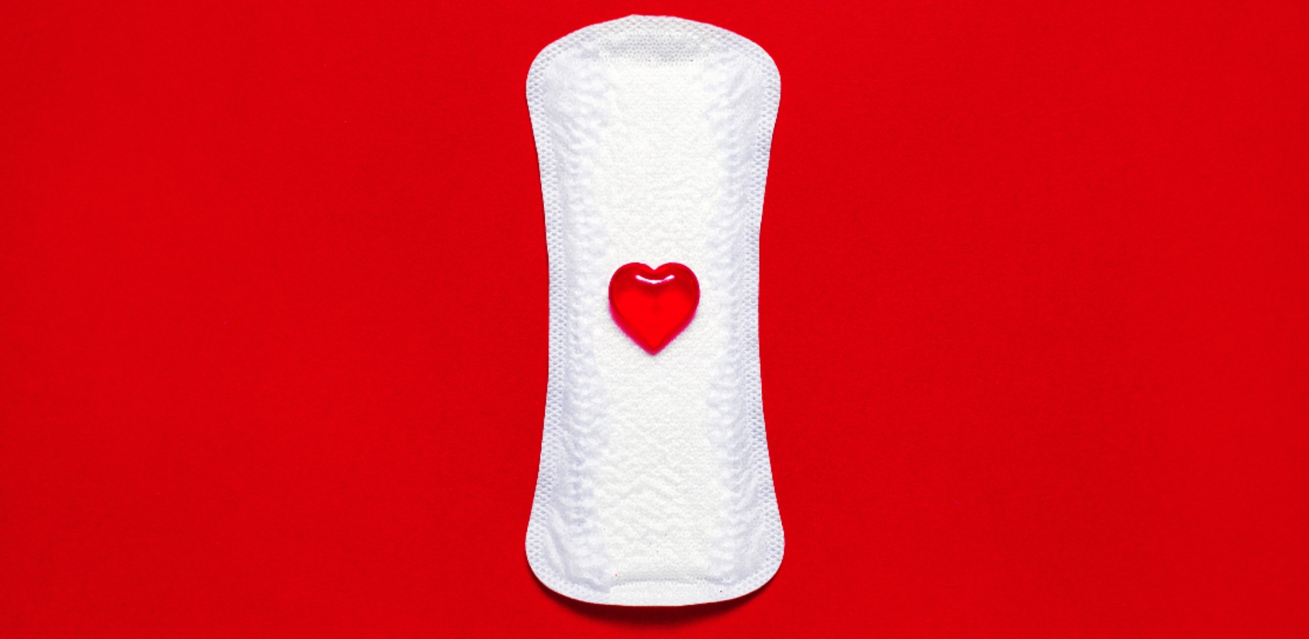 Menstruace není modrá. Kdy se za ni konečně přestaneme stydět?