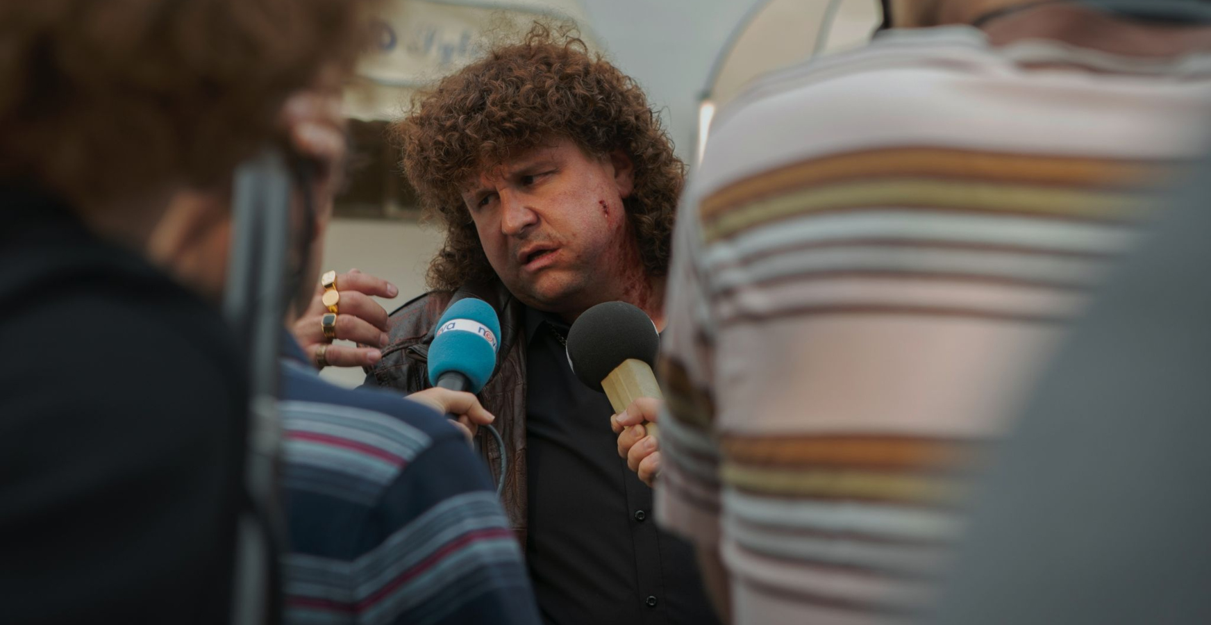Paruky se pro seriály Devadesátky vyráběly několik týdnů. Nejtěžší byl Jonák a Mrázek