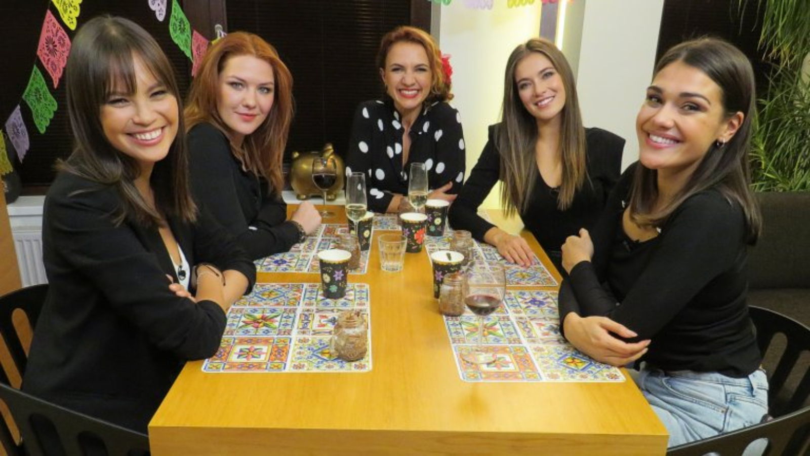 Na obrazovky se vrací Prostřeno. V prvním týdnu se k plotně postaví missky, moderátorka a zpěvačka