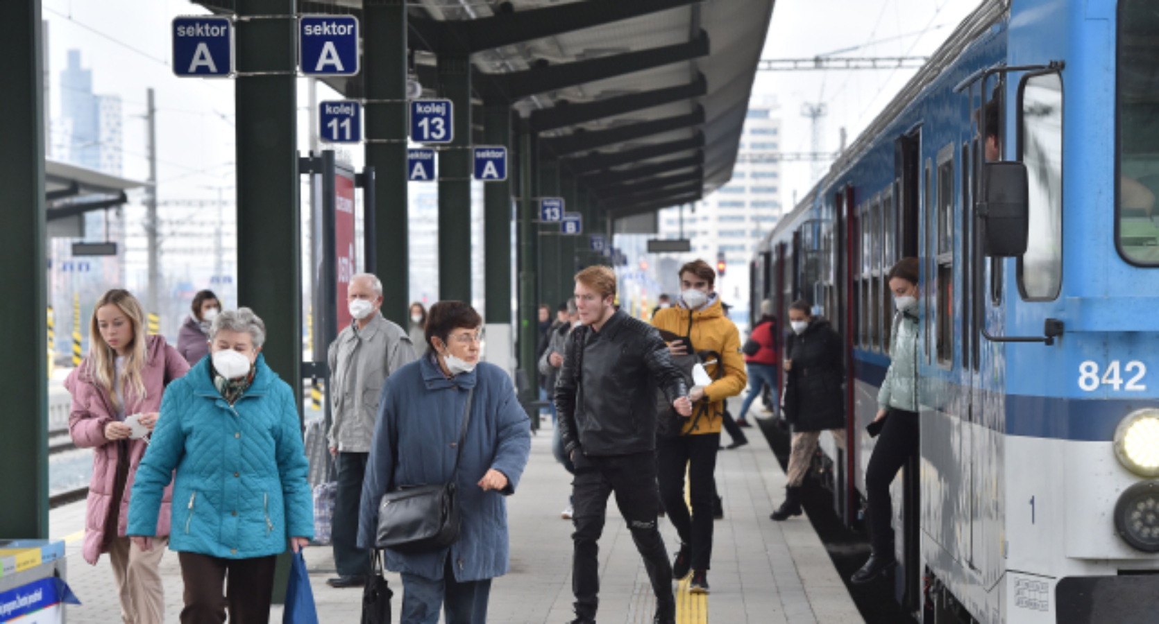 Slevy v&nbsp;dopravě se pro&nbsp;důchodce a&nbsp;studenty sníží na&nbsp;50 procent. Nově budou mít nárok na&nbsp;slevu lidé s&nbsp;invalidním důchodem třetího stupně