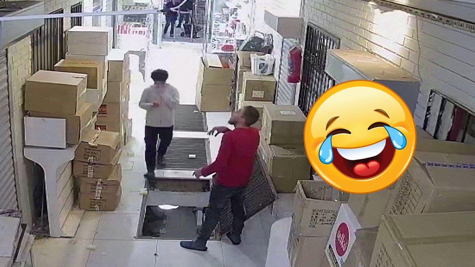 Vtipné video: Dívat se za chůze do mobilu se nevyplácí! Přesvědčil se o&nbsp;tom i&nbsp;chlapík, který se propadl do skladu
