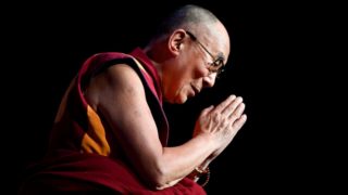 Co si o&nbsp;válce mezi Ruskem a&nbsp;Ukrajinou myslí Dalajlama? Tibetský duchovní vůdce se vyjádřil jasně