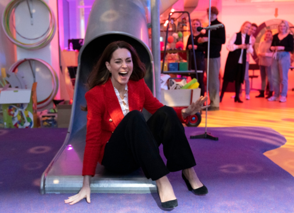 Vysmátá a veselá. Kate Middleton si užívala v saku za dva tisíce a v lodičkách na tobogánu