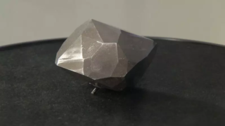 Neuvěřitelná cifra! Vzácný černý diamant Enigma se v&nbsp;Londýně vydražil za 91 milionů korun
