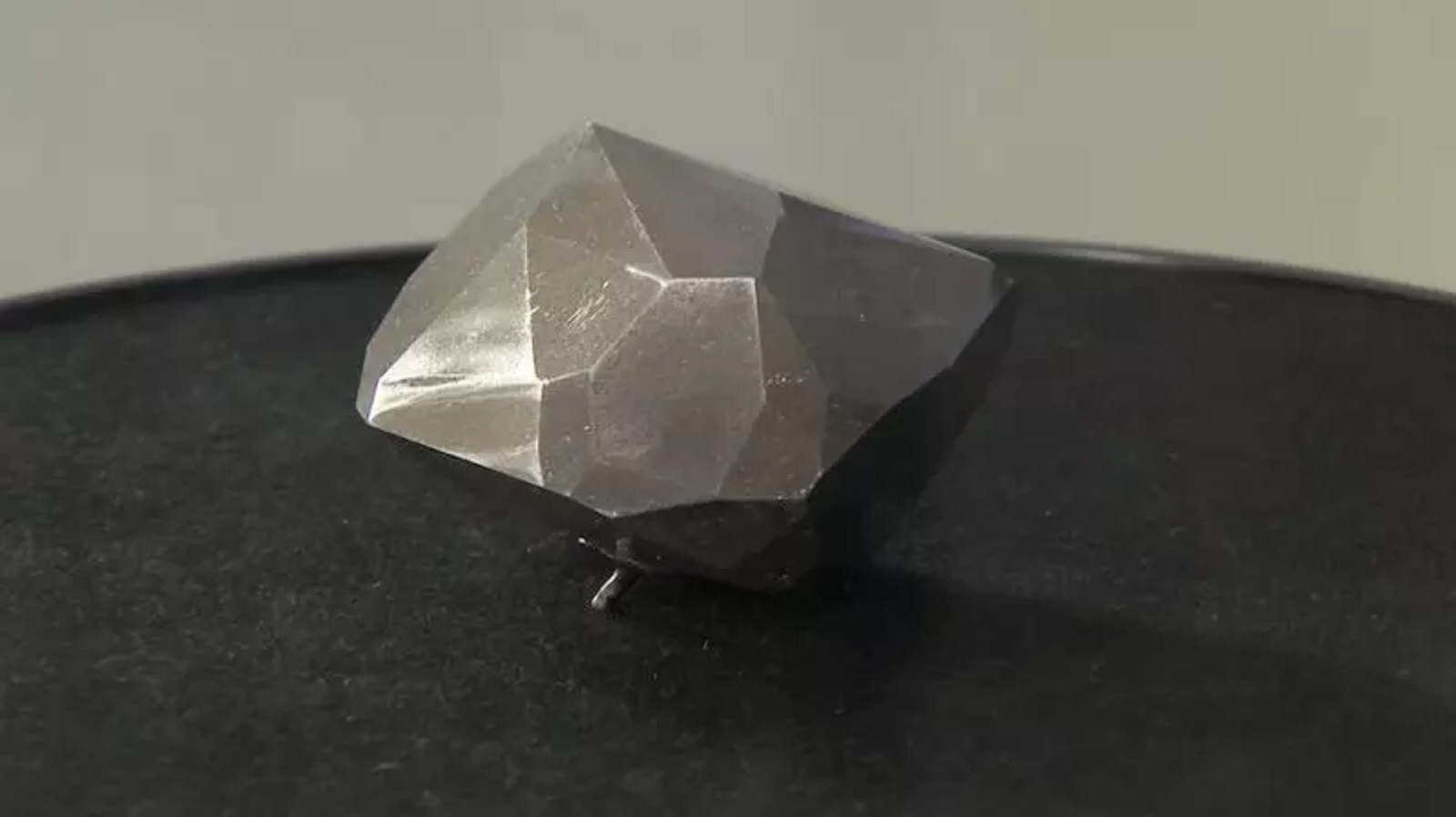 Neuvěřitelná cifra! Vzácný černý diamant Enigma se v&nbsp;Londýně vydražil za 91 milionů korun