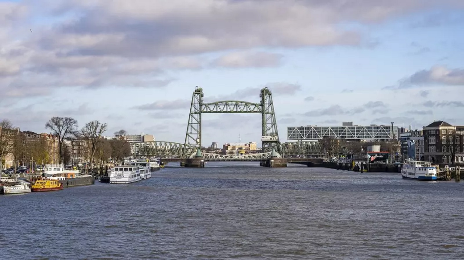 Rotterdam dočasně rozebere historický most kvůli proplutí jachty Jeffa Bezose