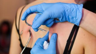 Proč se lidé nechají věšet na&nbsp;háky? Přináší jim to pocit euforie a&nbsp;vzrušení