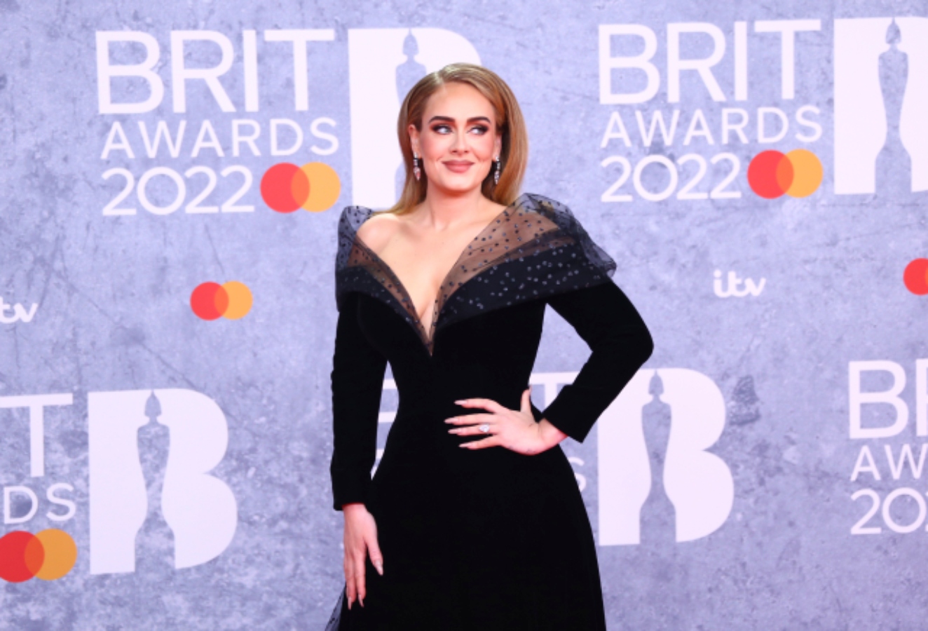 Ceny Brit Awards opanovala zpěvačka Adele, odnesla si tři sošky. Rozvířila ale diskuzi o&nbsp;zásnubách
