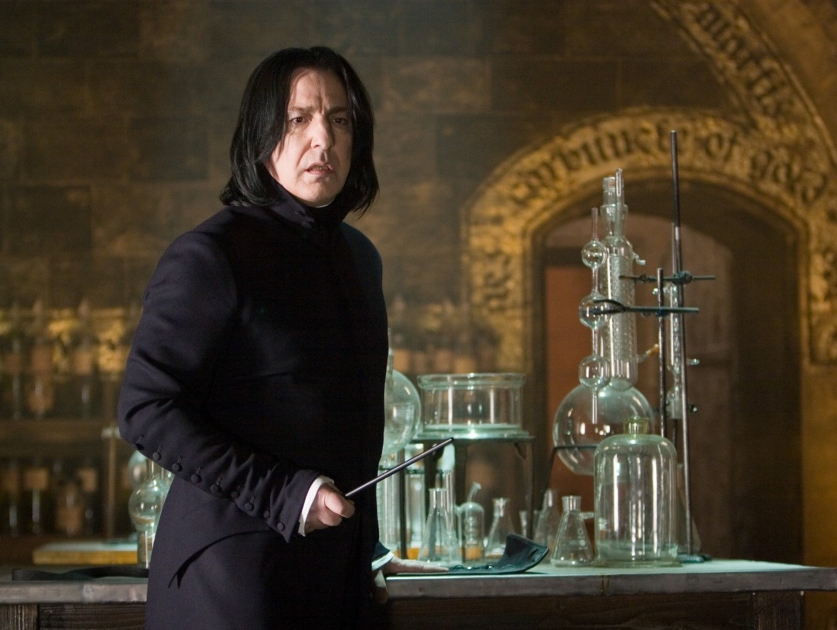 Tajemství postavy Severuse Snape. Jak vznikla přezdívka Princ dvojí krve a v čem si byl podobný s Harrym?