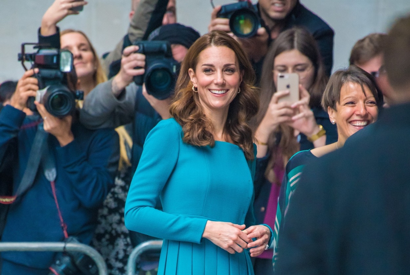 Post módní ikony potvrzen. Pro&nbsp;tento svetr si fanynky Kate Middleton ale zřejmě nepoběží