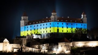 GALERIE: Známé stavby v&nbsp;modro-žluté. Podporu Ukrajině vyjádřily i&nbsp;památky