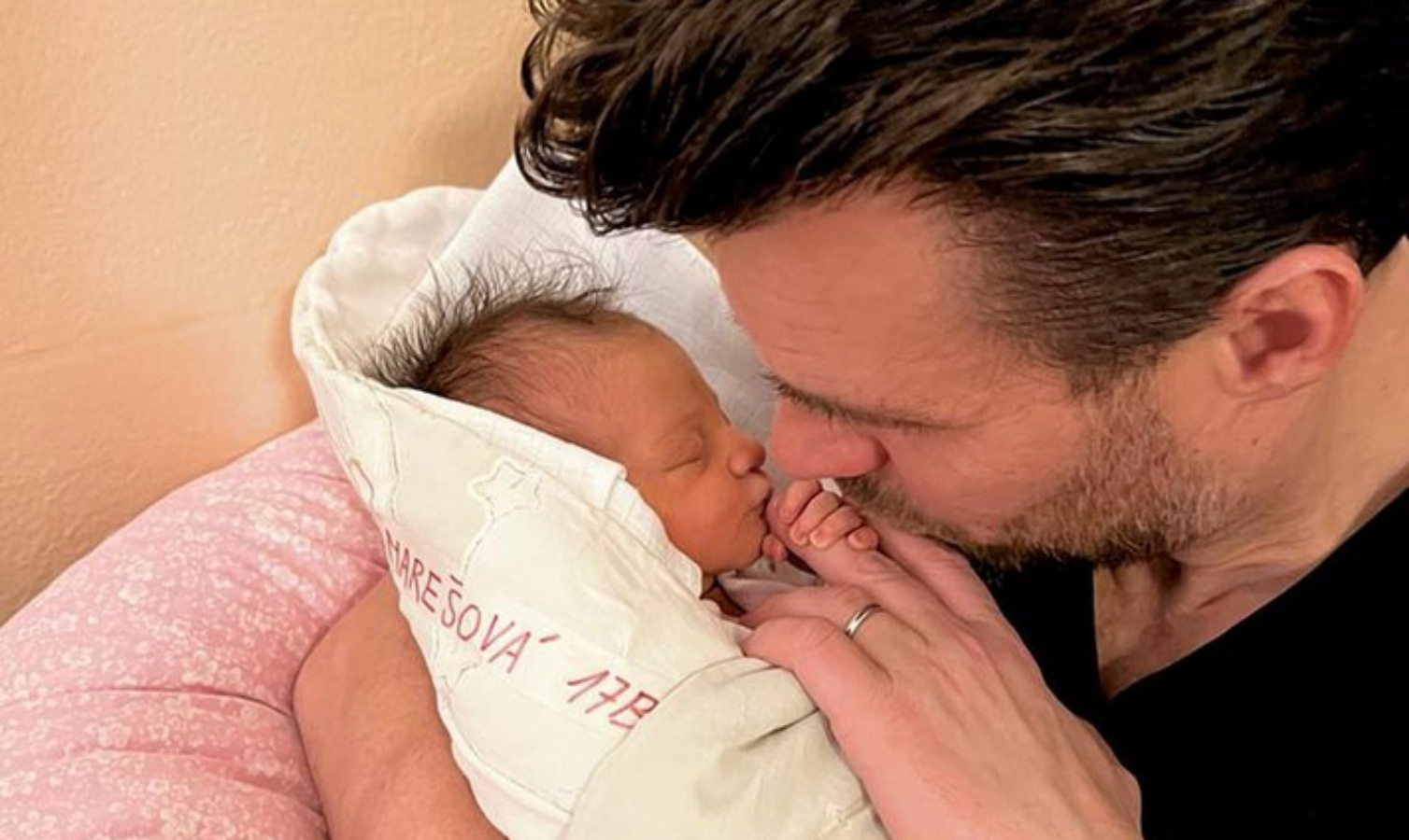 Leoš Mareš se podělil o&nbsp;fotku plnou emocí. Podívejte se, jak to jeho malé princezně sluší