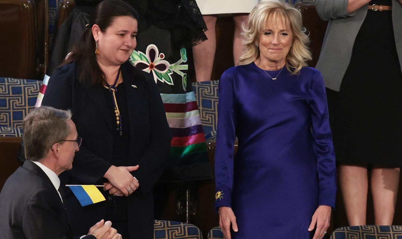 Malý detail, který všechny potěšil. Jill Biden podpořila svým oblečením Ukrajinu