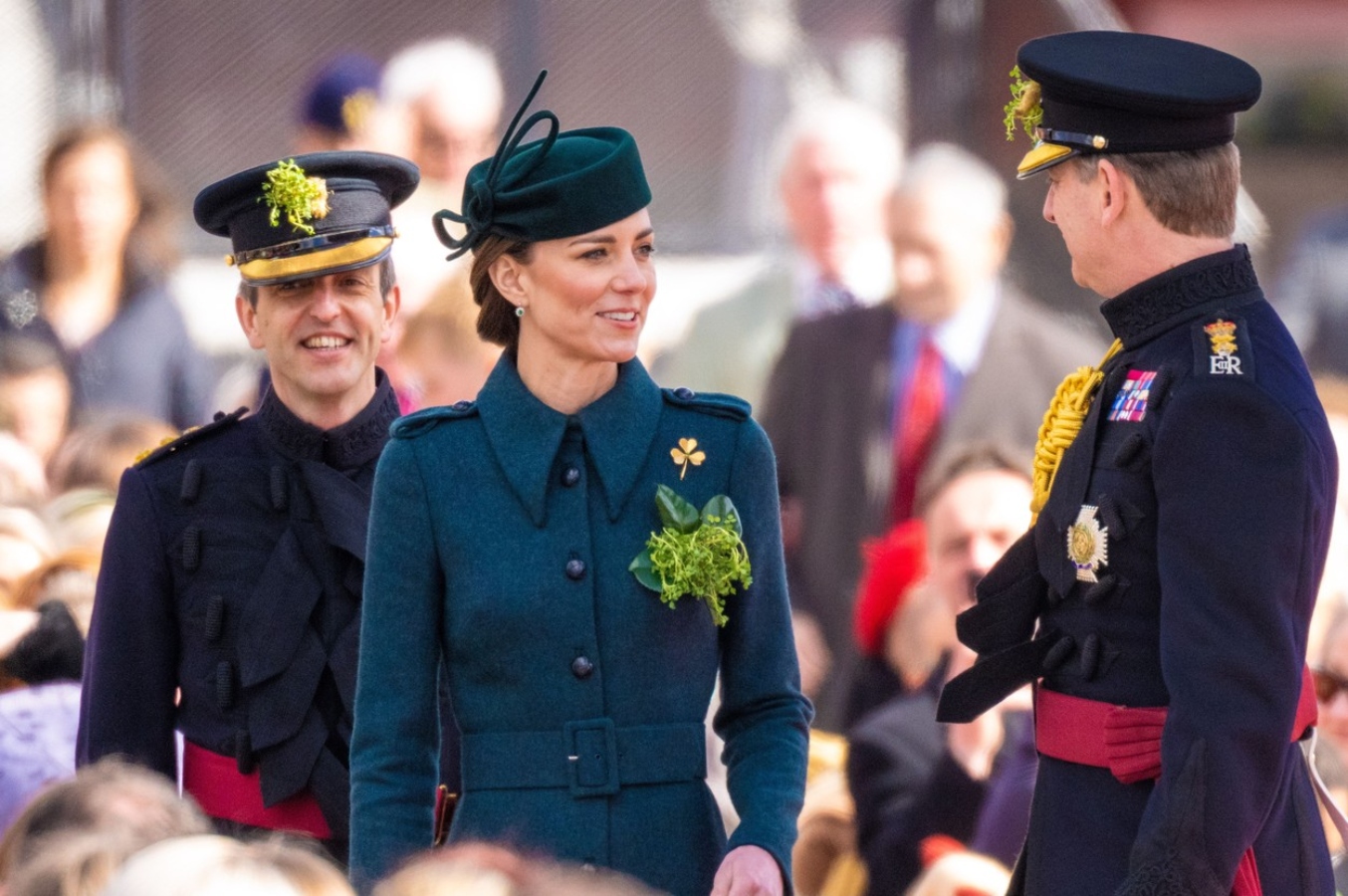 Tenhle kabátek za 100 tisíc si asi nepořídíte. Kate Middleton vypadala v&nbsp;zeleném modelu fenomenálně