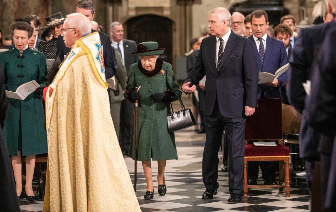 Britové vzpomínali na&nbsp;prince Philipa. Největší překvapení způsobila královna a&nbsp;princ Andrew, Harry nedorazil