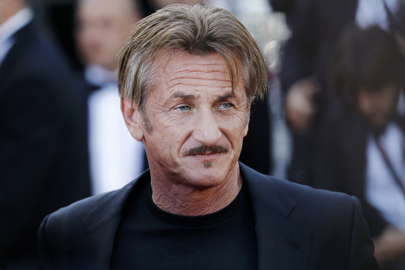 Auto nechal u&nbsp;krajnice a&nbsp;dál šel pěšky. Sean Penn přešel s&nbsp;ukrajinskými uprchlíky polské hranice