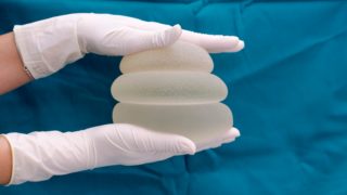 Silikony mají dnes narozeniny. První byly voperovány přesně před šedesáti lety