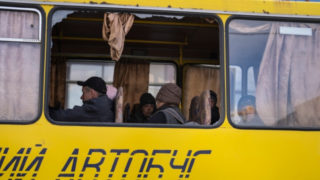 Rusové stříleli na&nbsp;evakuační autobusy. Sedm lidí zemřelo