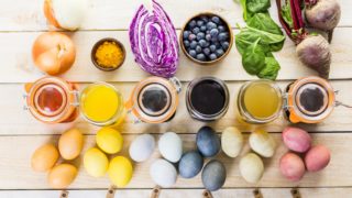Plánujete letos barvit kraslice bez chemie? Vyzkoušejte tyhle tipy na&nbsp;přírodní barviva