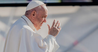 Papež František zvažuje návštěvu Kyjeva. Putina označil za potentáta