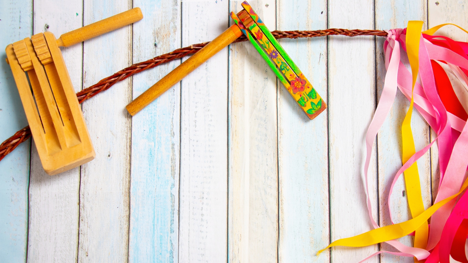 Velikonoční pondělí se blíží! Co v Česku symbolizují řehtačky a pomlázky?