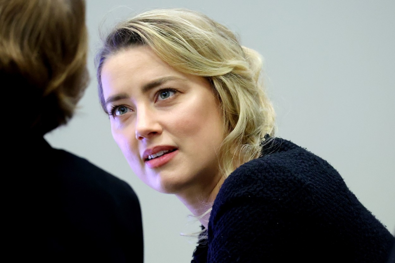 Amber Heard a&nbsp;další problémy u&nbsp;soudu. Zmlátila svoji ex, zasahovala u&nbsp;ní policie
