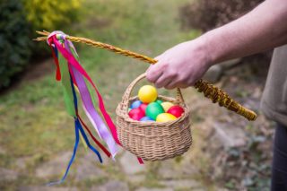 Barevné velikonoční dny. Červené aneb velikonoční pondělí je tady. Proč žena musí mít něco nového?