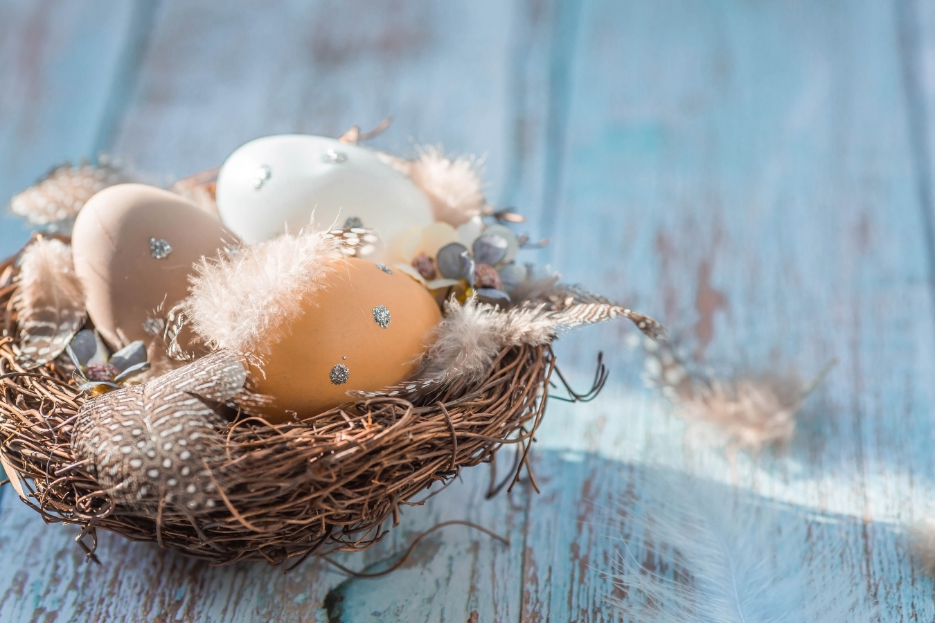 Barevné velikonoční dny. Co se dělalo na&nbsp;Škaredou středu a&nbsp;koho máte vyhnat z&nbsp;domu?