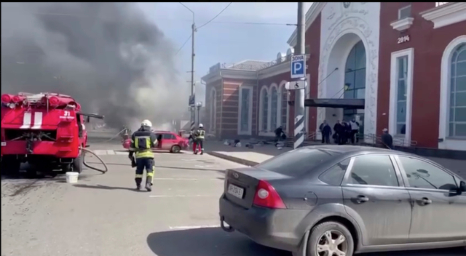 Ruské rakety zasáhly nádraží v&nbsp;Kramatorsku, které slouží k&nbsp;evakuaci civilistů. Úřady hlásí desítky mrtvých