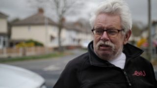 Senior raději celý den jezdí autobusem, než aby si doma topil. Vyjde ho to prý levněji