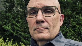 Zastupitel britského města raději rezignoval: Lidé si o&nbsp;něm mysleli, že je známý streetartový umělec Banksy