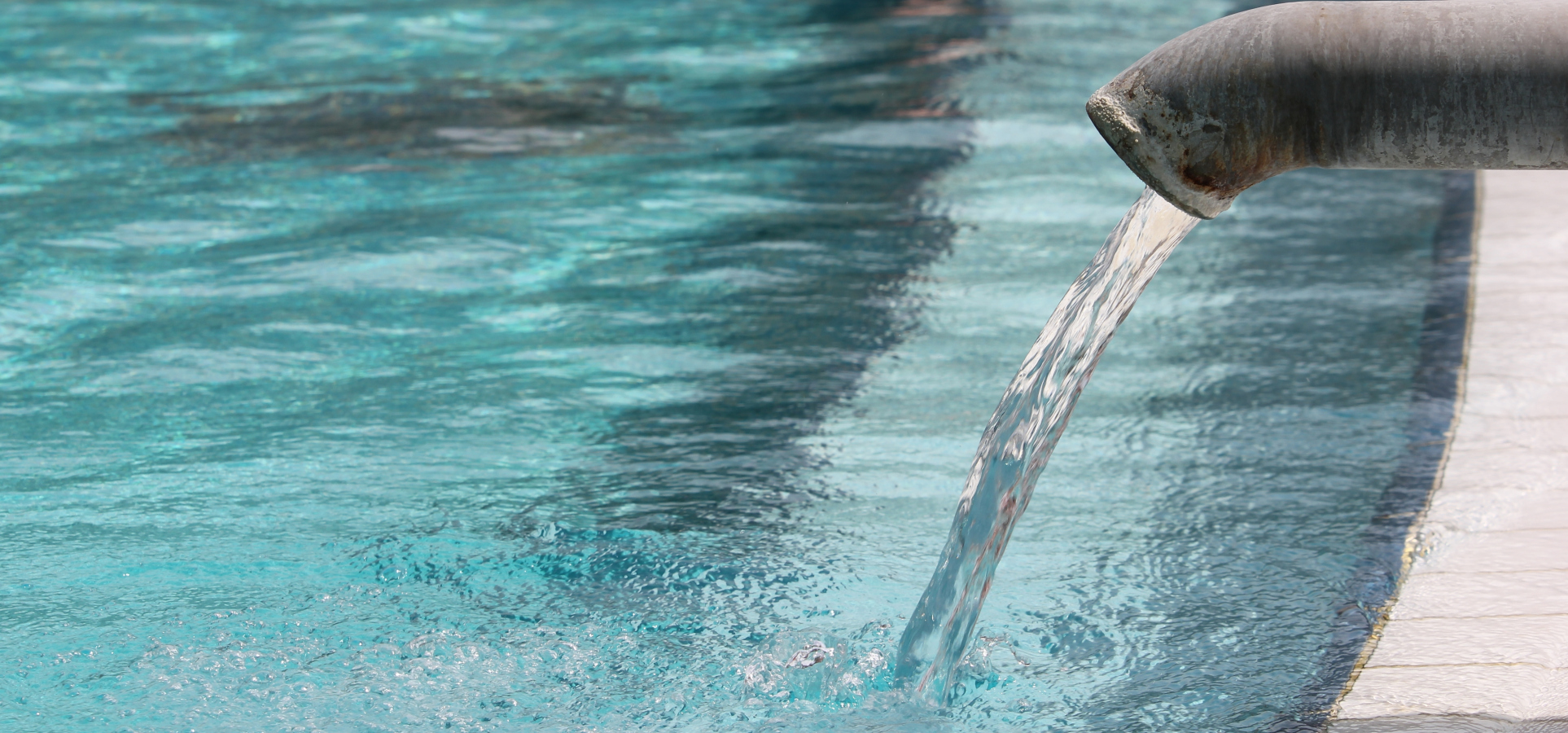 Učitel chtěl uchránit studenty před covidem. Nechal protékat v&nbsp;bazénu vodu, teď musí škole uhradit gigantický účet